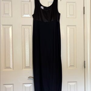 Black Sleeveless Scoop Neck Cocktail Gown